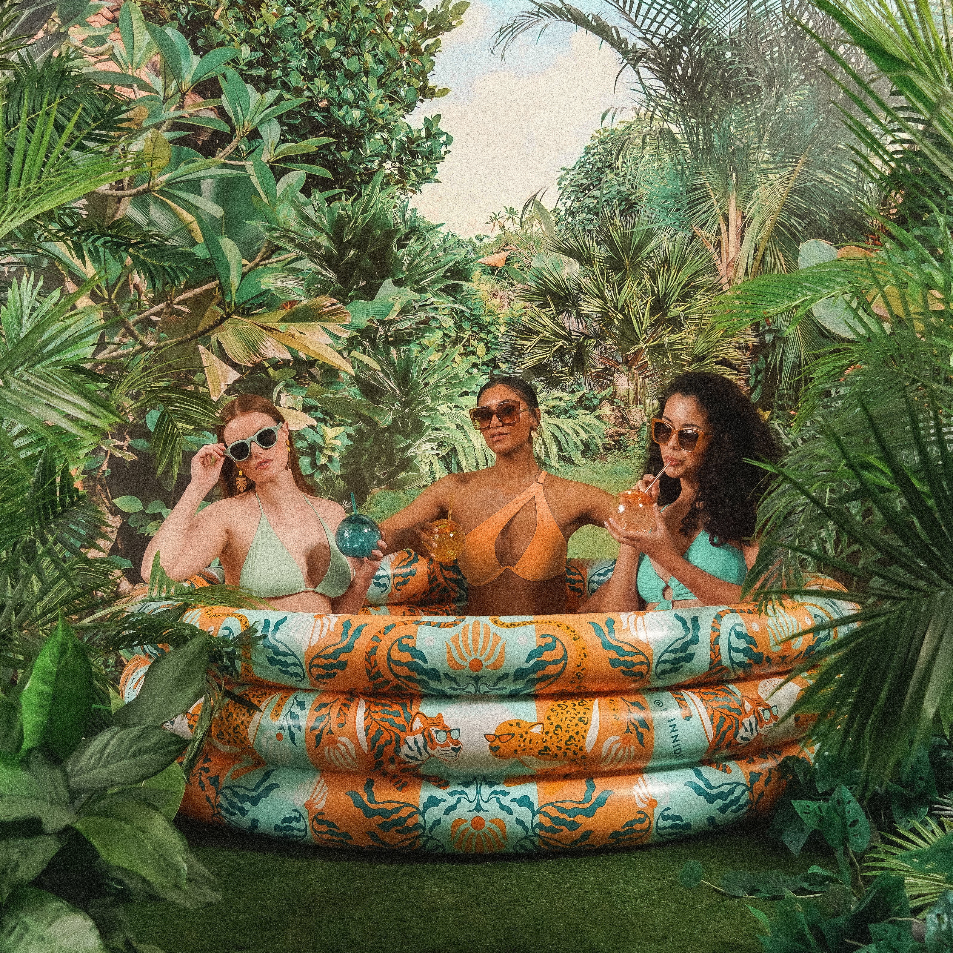 the JUNGLE OASIS luxe inflatable pool