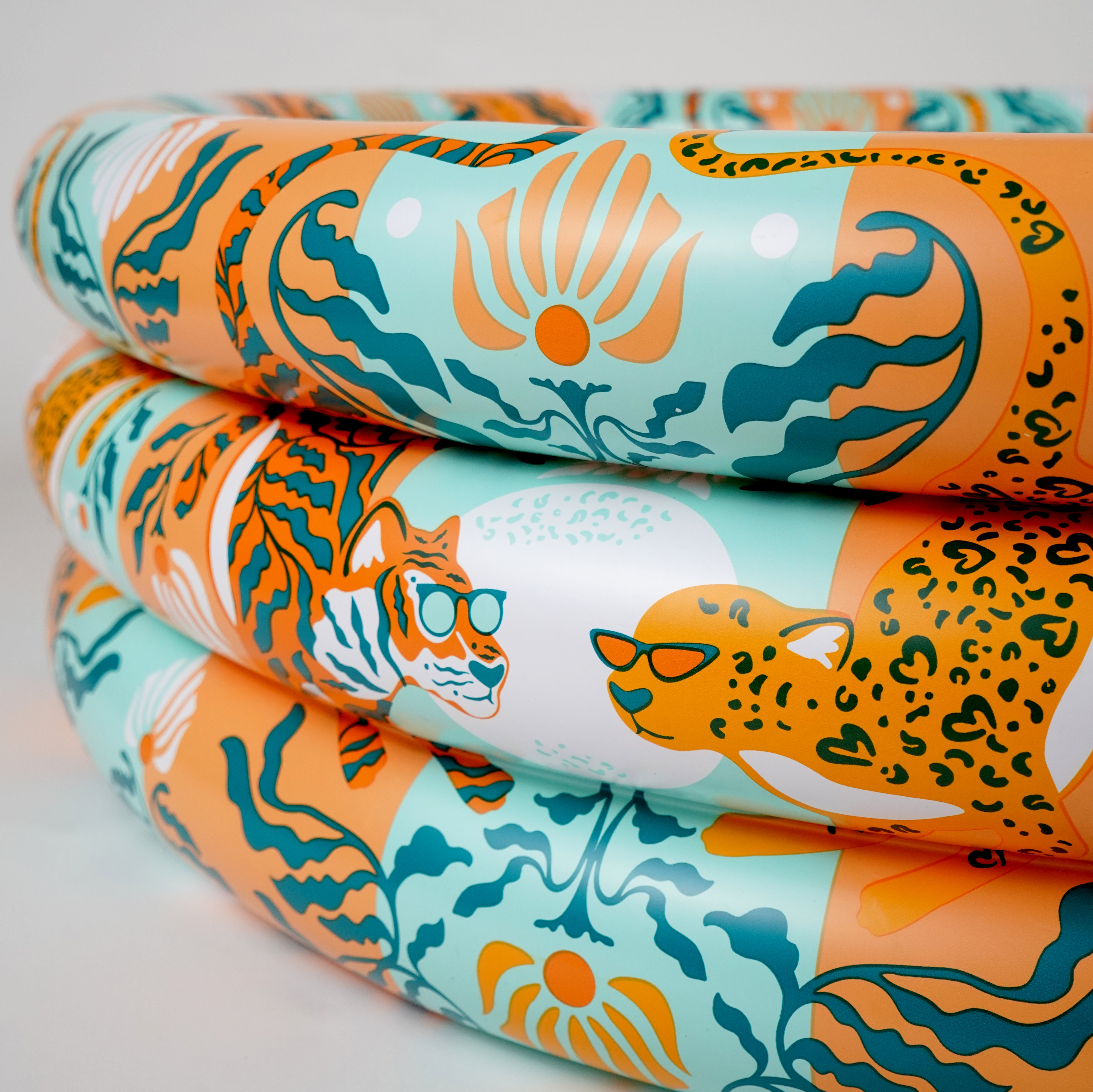 the JUNGLE OASIS luxe inflatable pool