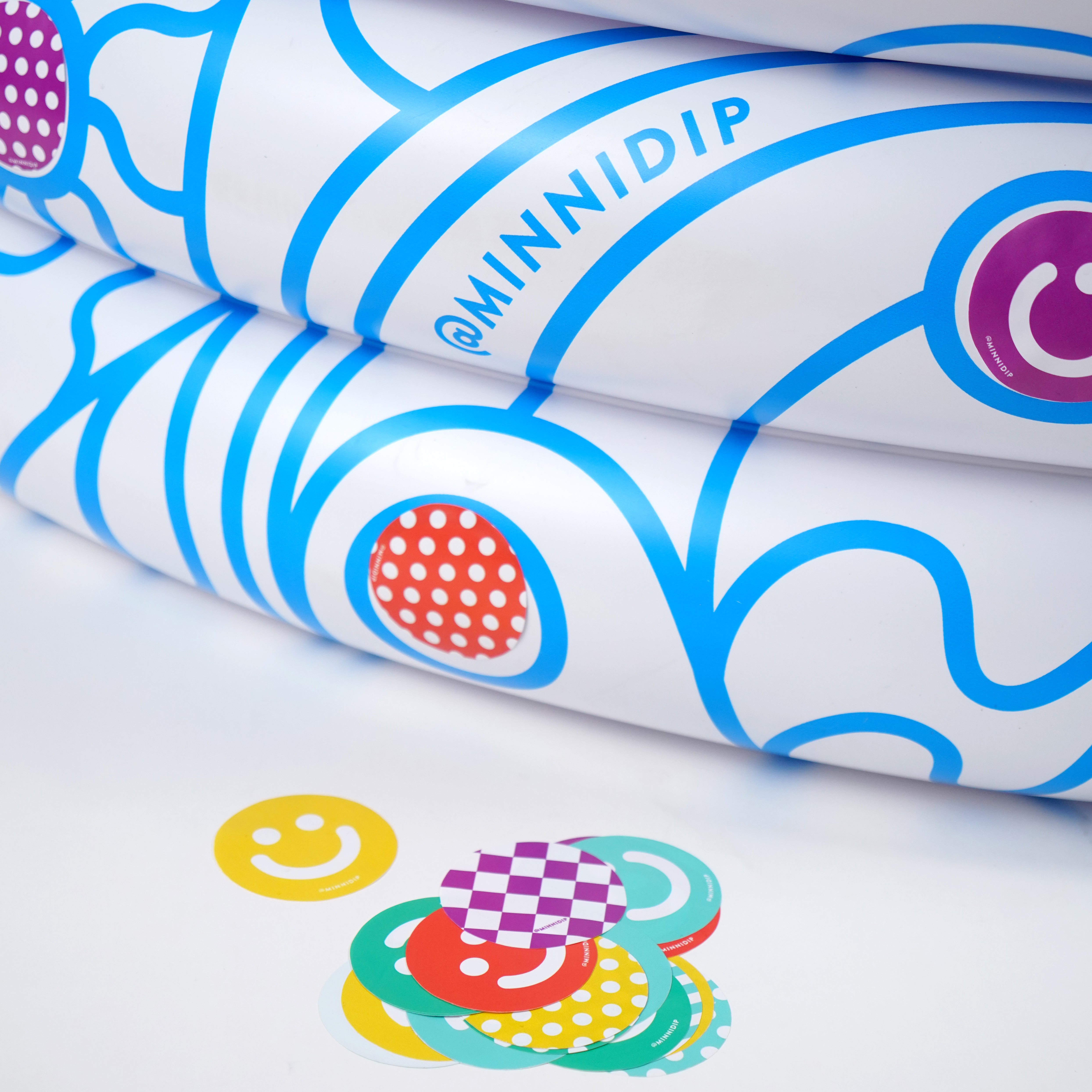 the ALL SMILES & WAVES luxe inflatable pool