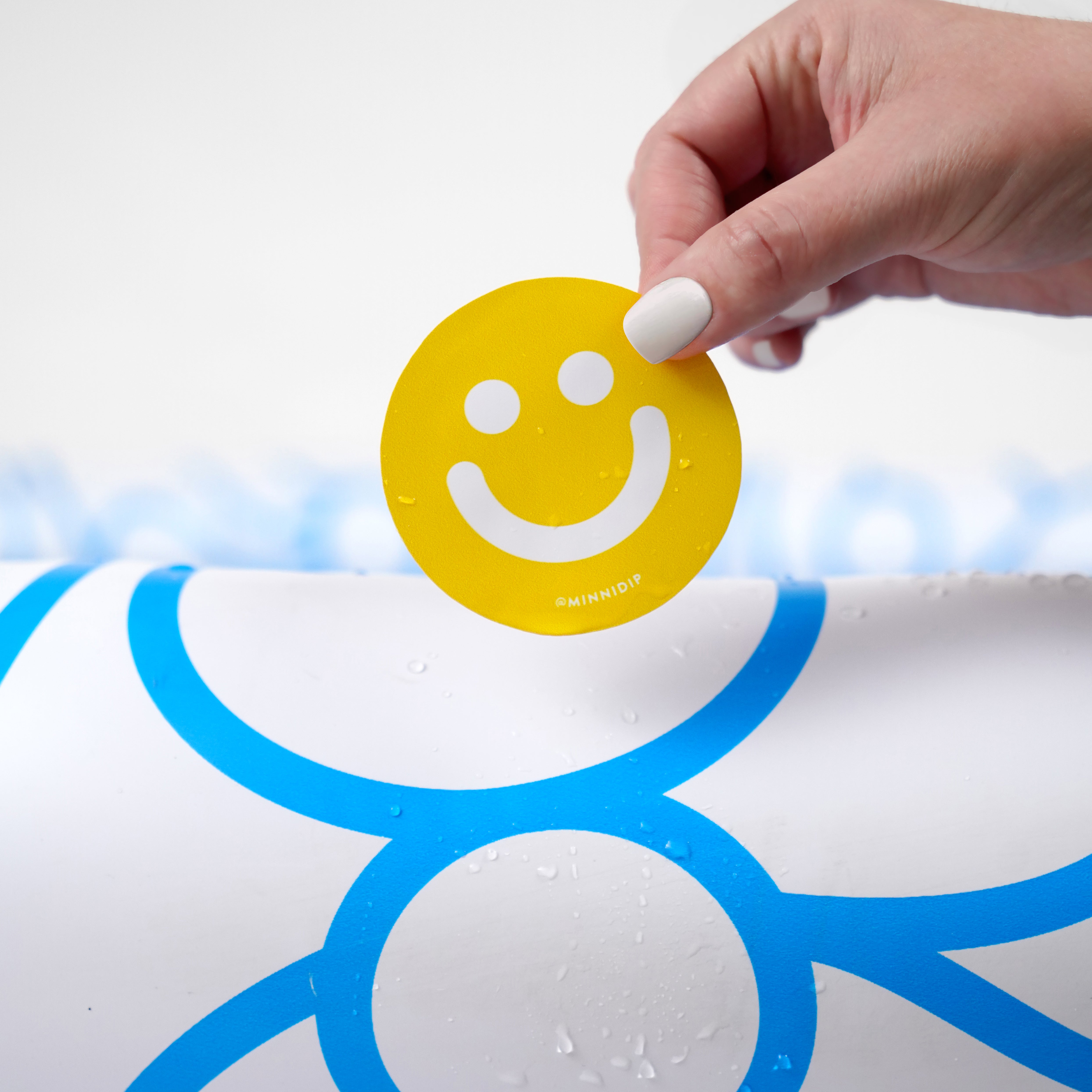 the ALL SMILES & WAVES luxe inflatable pool