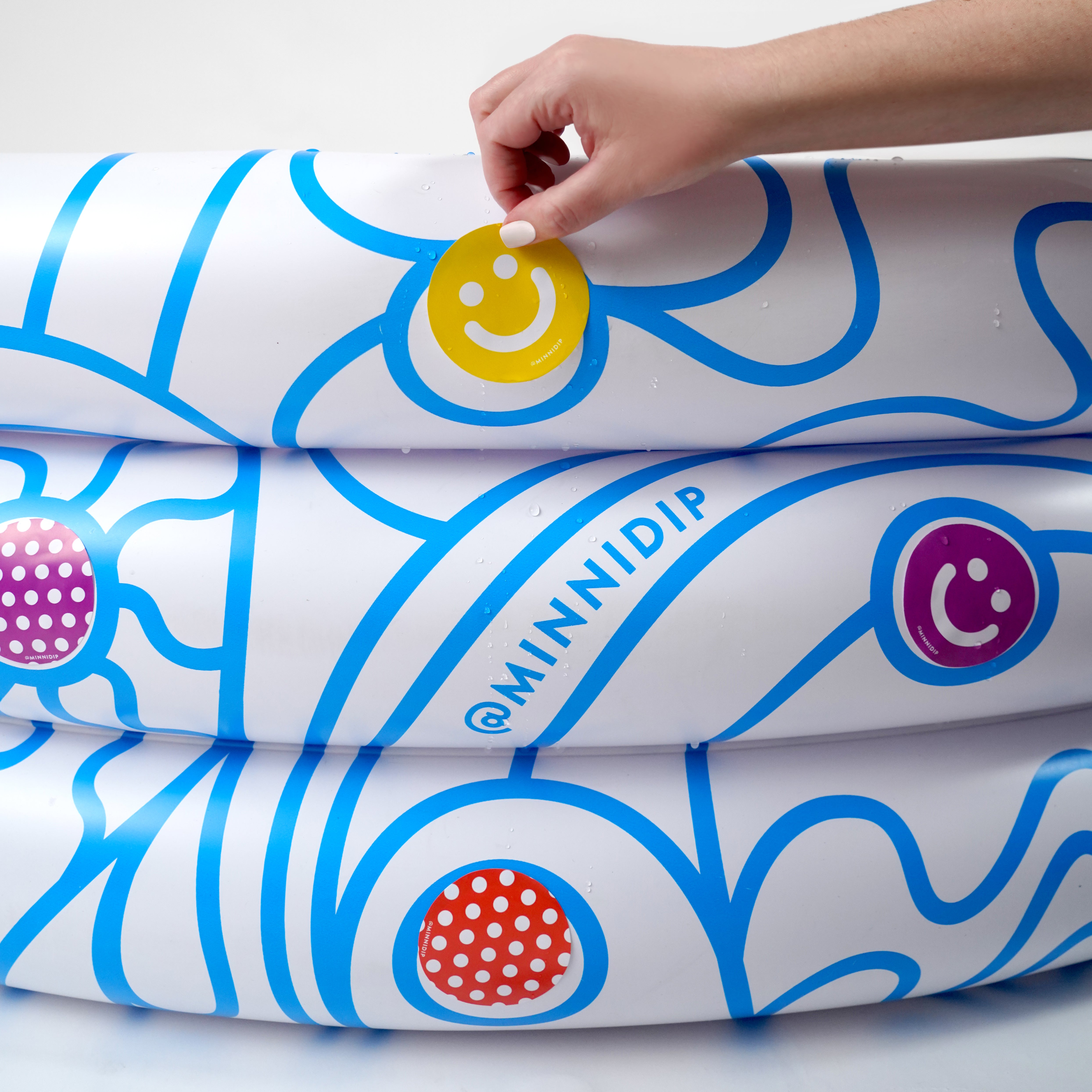 the ALL SMILES & WAVES luxe inflatable pool