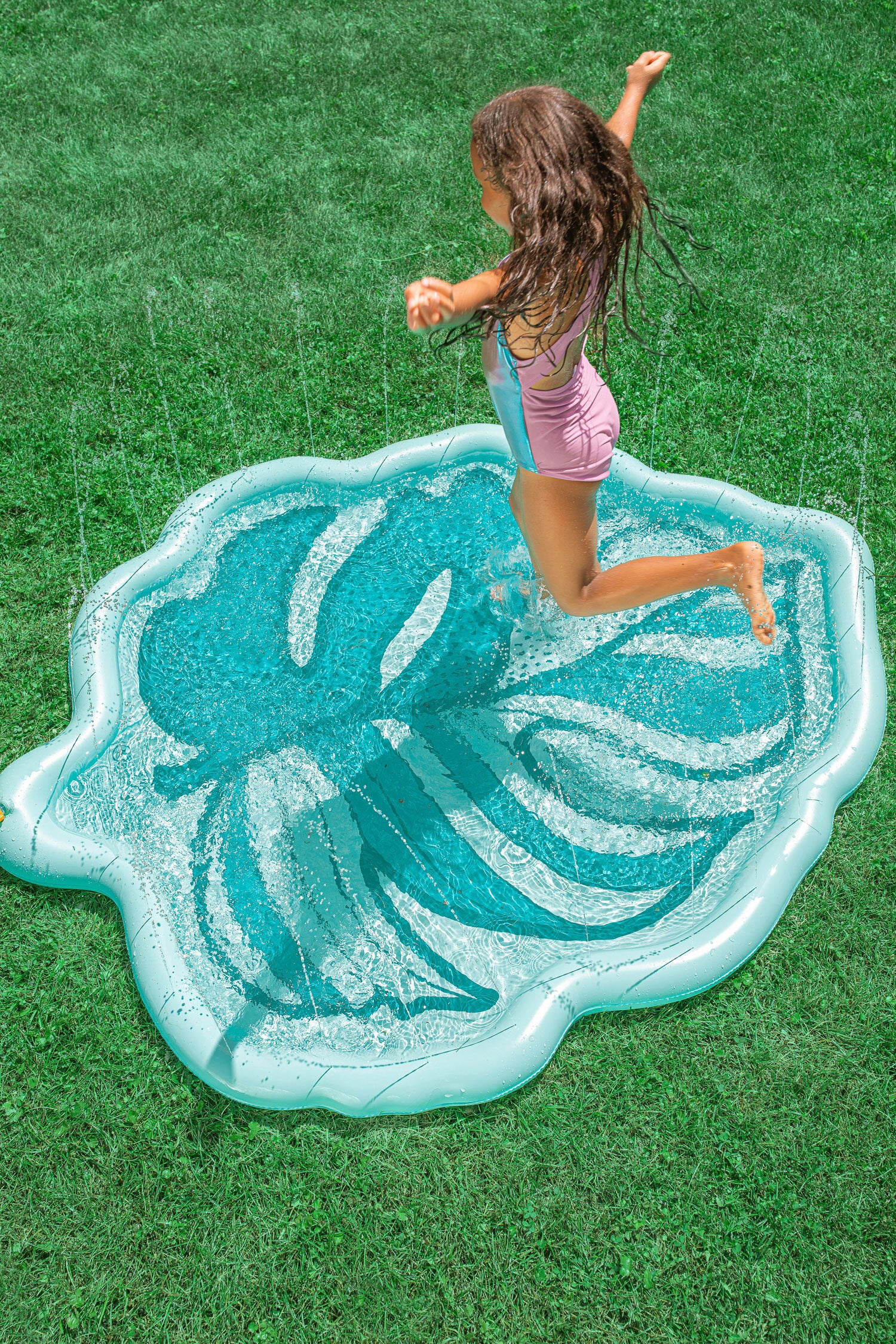 the TROPICAL PALM LEAF splash pad sprinkler