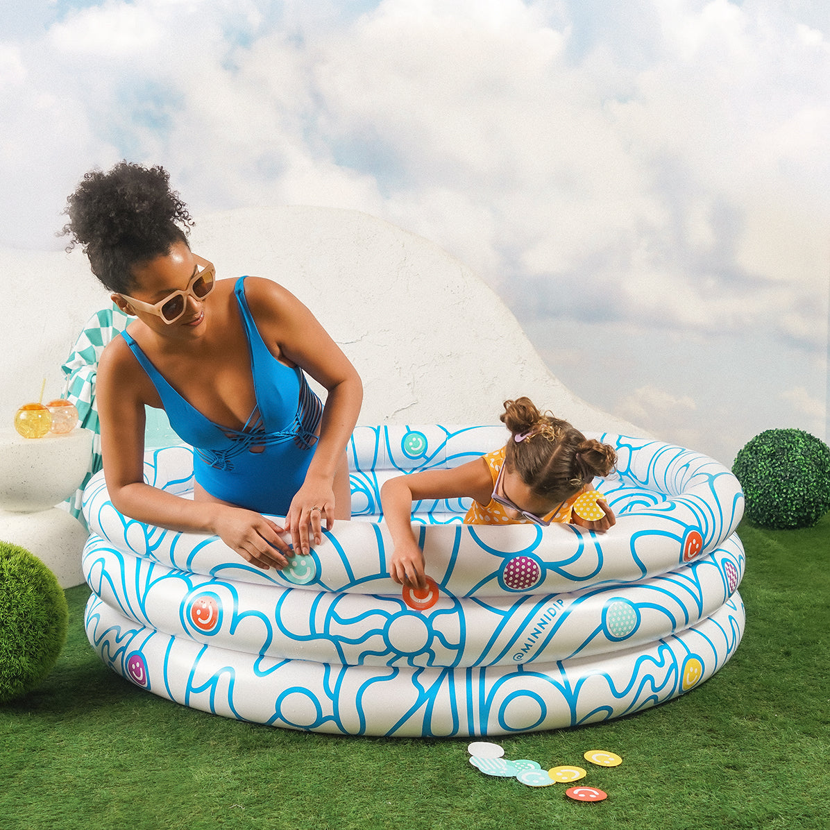 the ALL SMILES & WAVES luxe inflatable pool