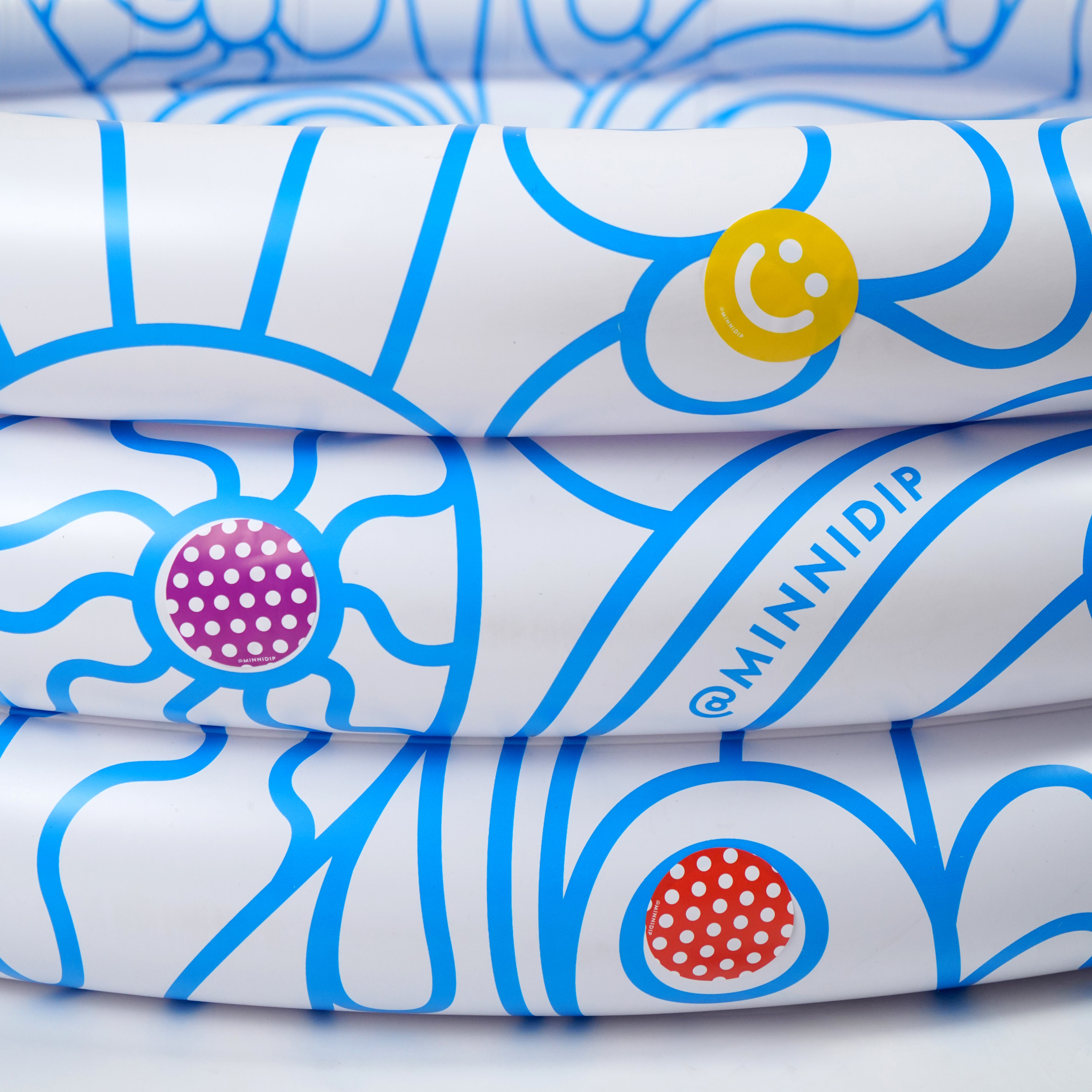 the ALL SMILES & WAVES luxe inflatable pool