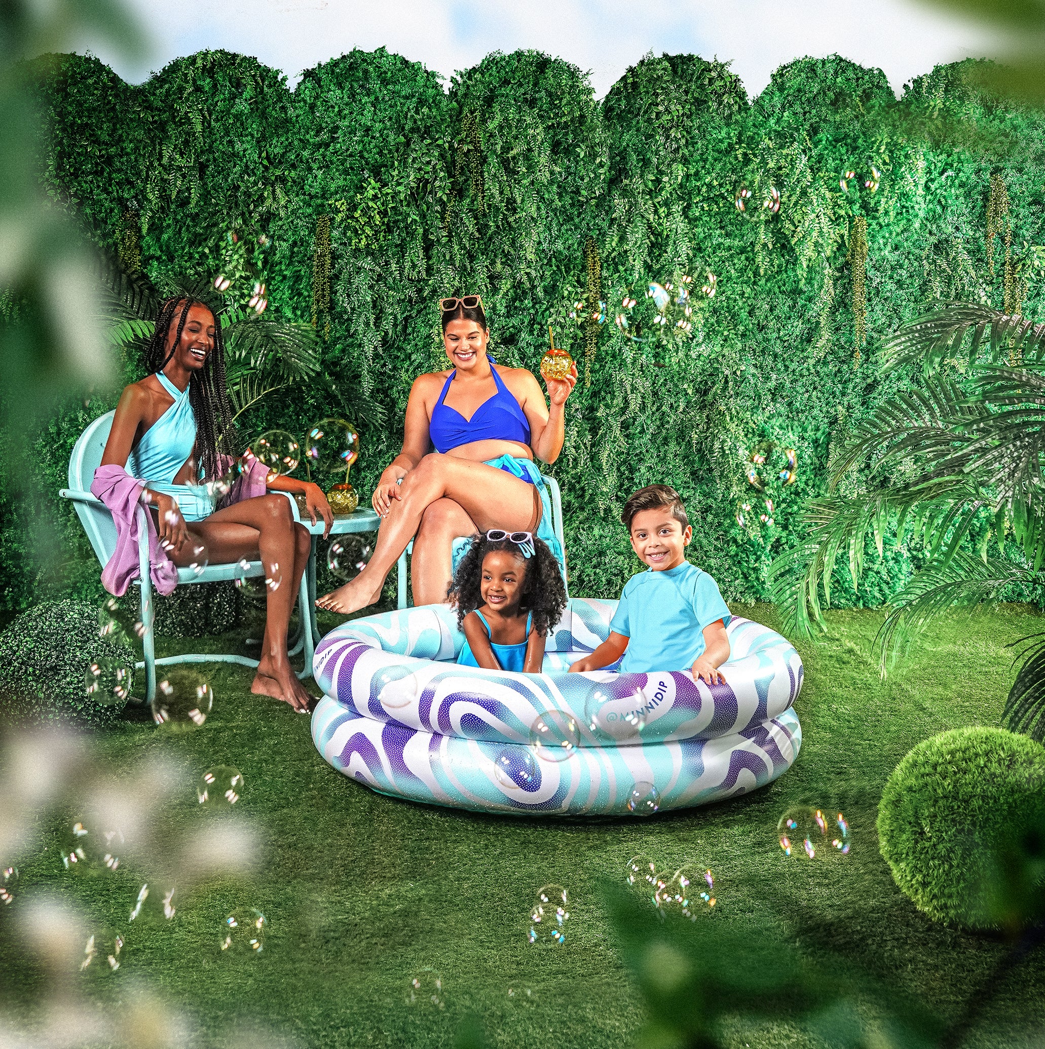 the GRADIENT SPLASH MINNI-MINNI luxe inflatable pool
