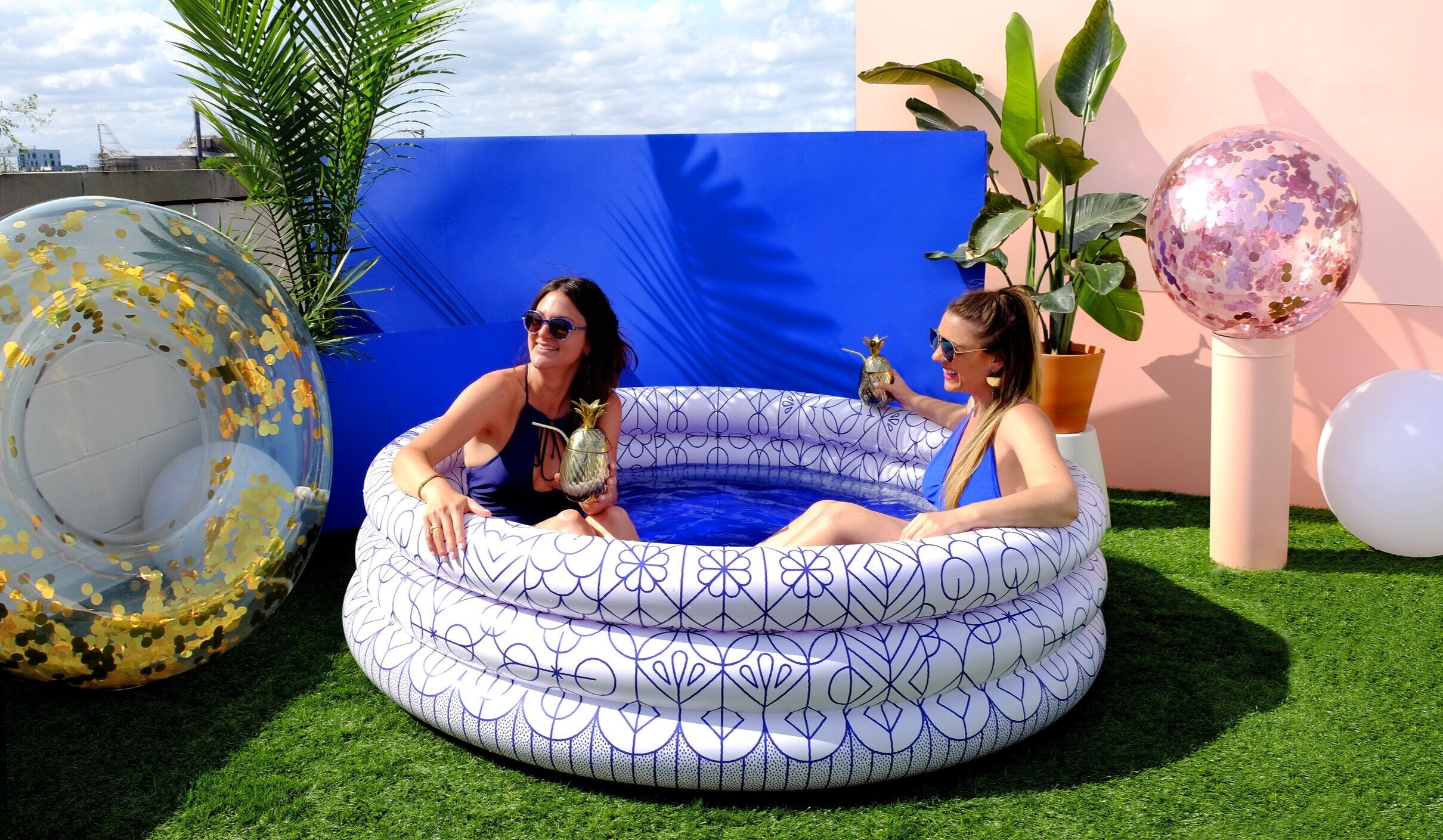 the SPLASH OUTSIDE THE LINES luxe inflatable pool