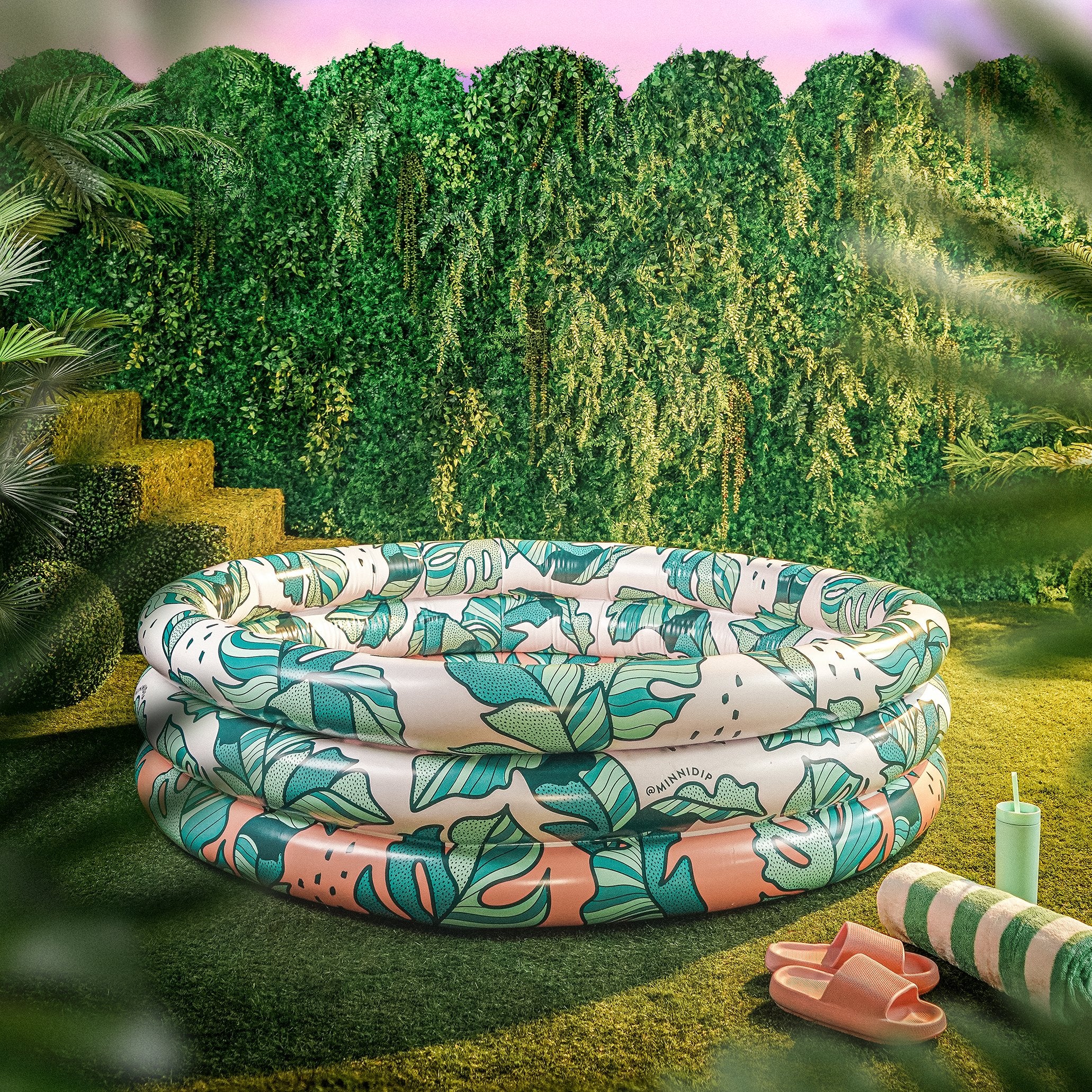 the THAT'S BANANA(LEAVE)S! luxe inflatable pool